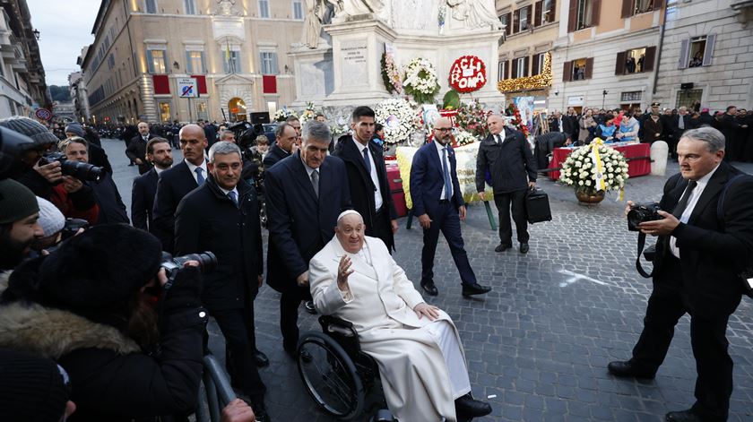 Papa no coração de Roma implora a paz e reza pelas mães em luto
