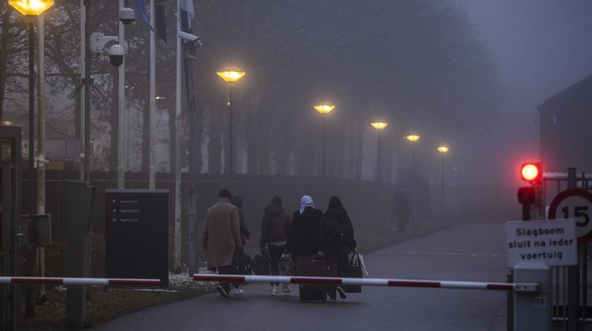 Polícia neerlandesa prende suspeito de atear fogo em centro de refugiados em Eindhoven