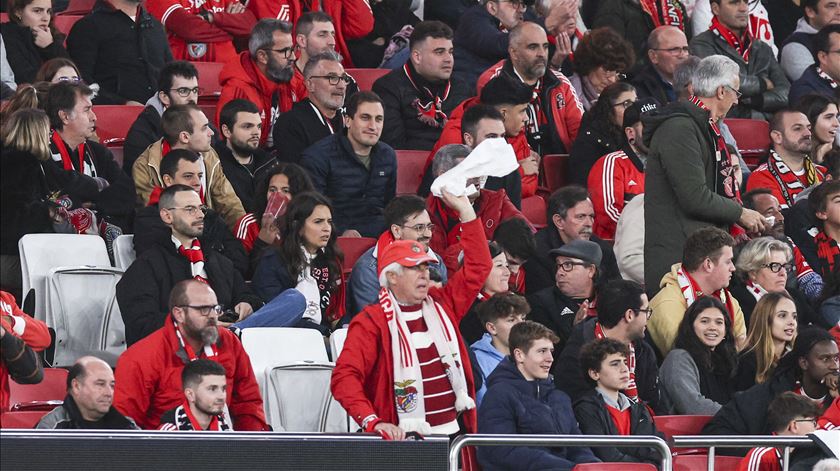 Garrafas, papéis e lenços brancos. Adeptos do Benfica viram-se contra Schmidt