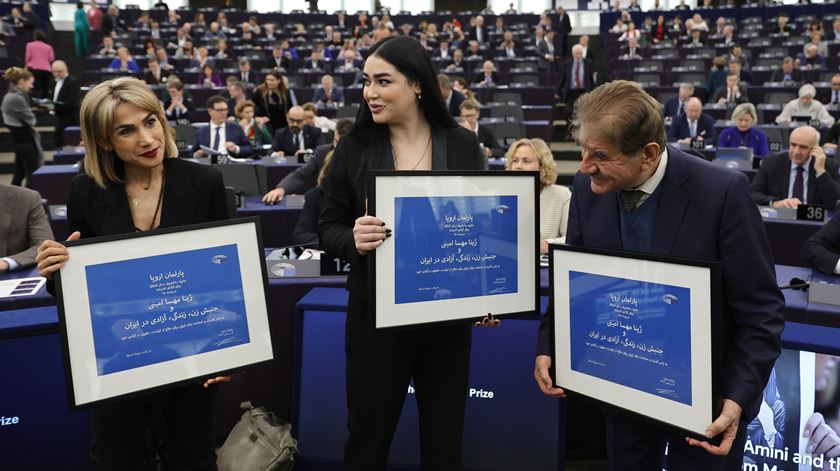 Autoridades iranianas confiscam Prémio Sakharov atribuído a Mahsa Amini