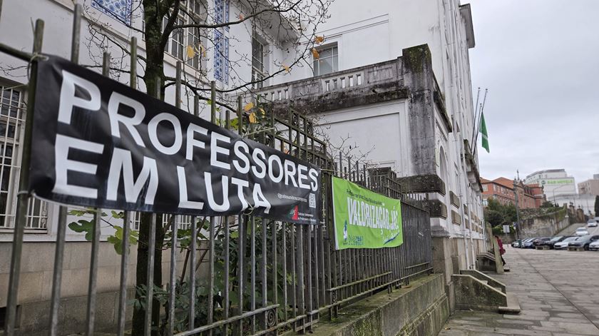 Professores entregam milhares de postais na residência oficial do primeiro-ministro