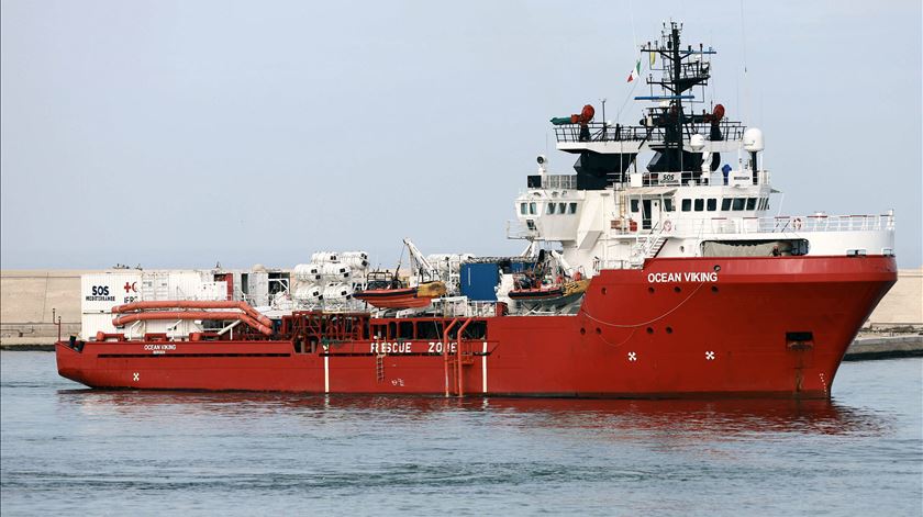 Navio resgata 48 migrantes ao largo da Líbia, a maioria eram menores Navio resgata 48 migrantes ao largo da Líbia, a maioria eram menores