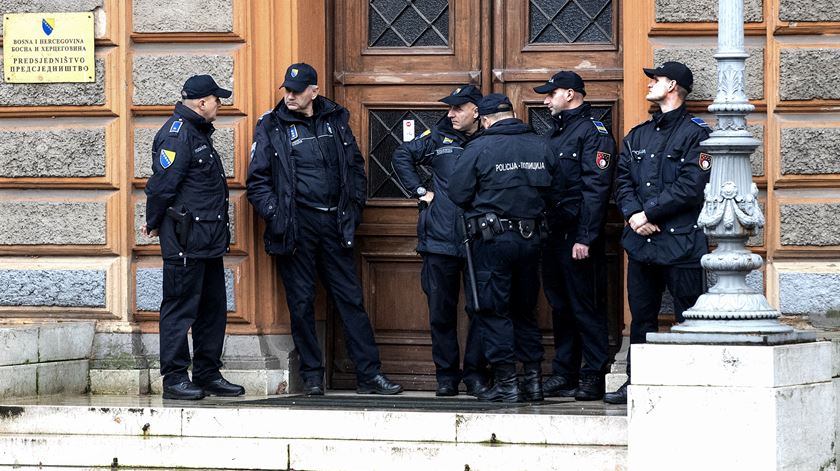 Funcionário mata três professores em escola na Bósnia