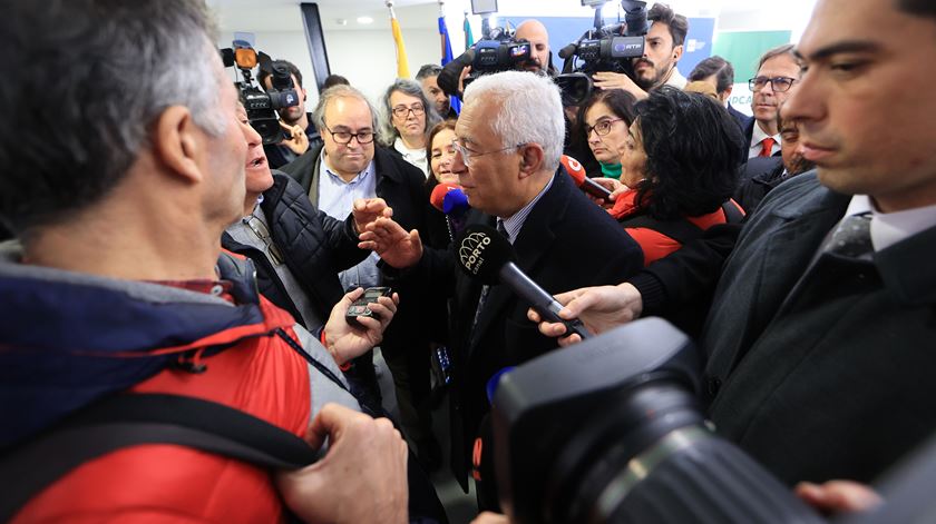 Costa diz a professor a viver em carrinha que descongelou carreiras