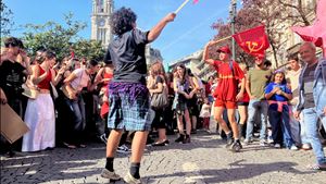 "Quero que o meu filho saiba o que é viver em liberdade". Desfile da Liberdade juntou mais de 10 mil pessoas no Porto