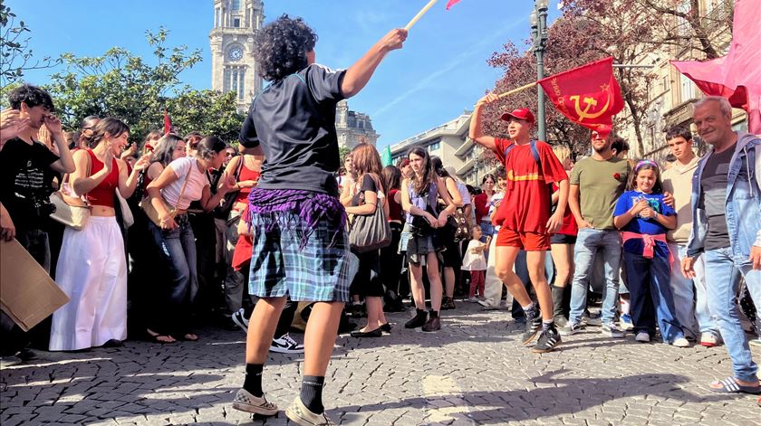 "Quero que o meu filho saiba o que é viver em liberdade". Desfile da Liberdade juntou mais de 10 mil pessoas no Porto