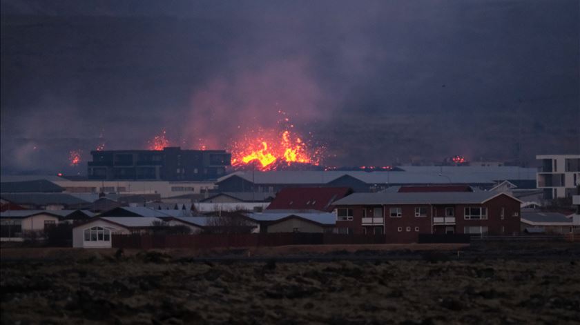 Islândia ordena evacuações por erupção vulcânica em Grindavik