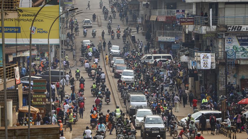 Colisão entre autocarros no Uganda provoca 63 mortos e vários feridos