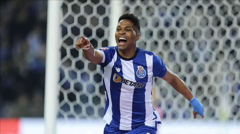 Lesão belisca sonho. Wendell falha treino e estreia pelo Brasil pode estar em risco