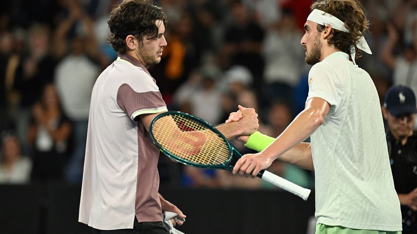 Taylor Fritz afasta Tsitsipas e chega aos quartos de final do Open da Austrália Taylor Fritz afasta Tsitsipas e chega aos quartos de final do Open da Austrália