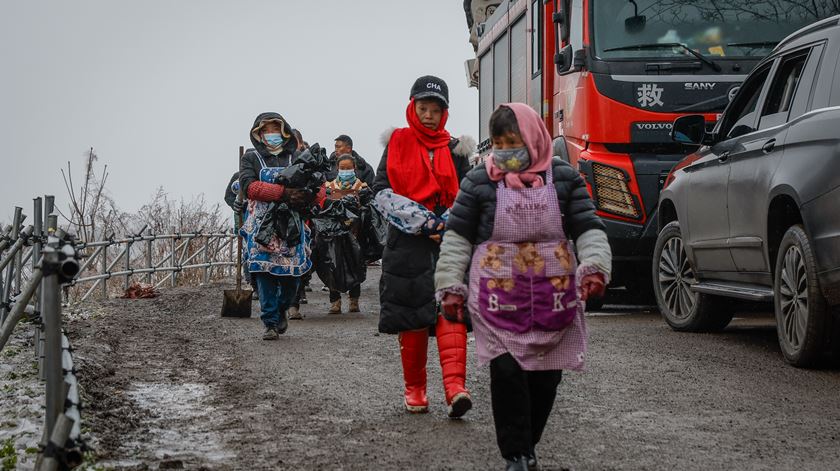 Pelo menos 36 mortos em desabamento de autoestrada na China