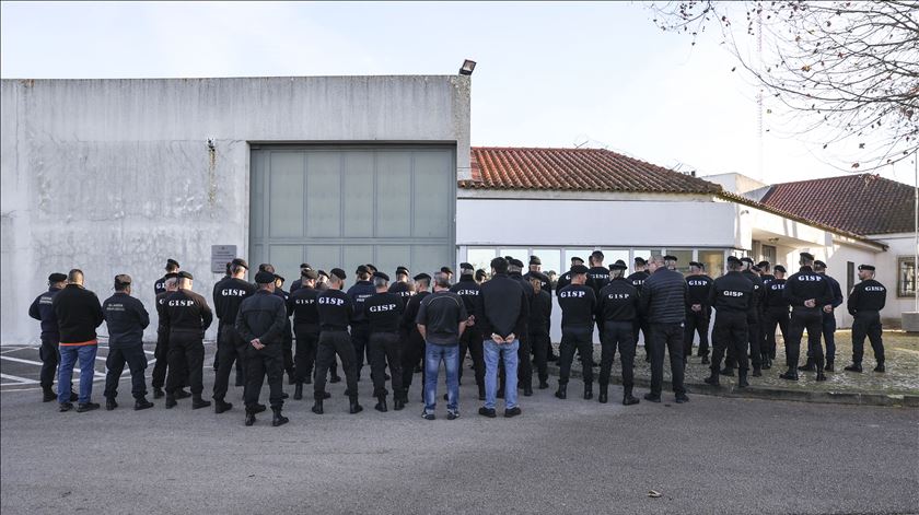 Pelo menos nove reclusos desistiram da greve de fome na prisão de Monsanto