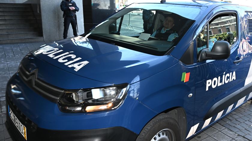 Homem apanhado a destruir carro da PSP de Bragança