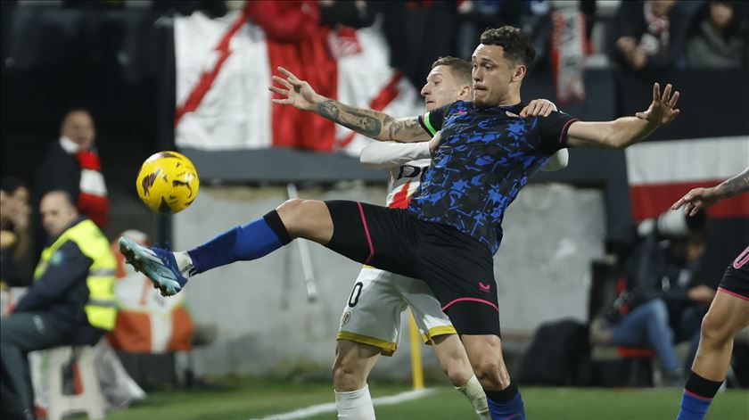 Toque no rabo de Ocampos pode valer multa de €6.000 e proibição de entrar em estádios para adepto do Rayo