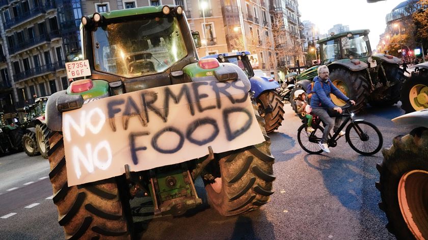 Agricultores pedem bloqueio de Madrid no quarto dia de protestos