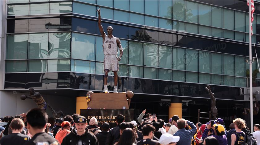estátua de Kobe Bryant inaugurada em Los Angeles Foto: Allison Dinner/EPA