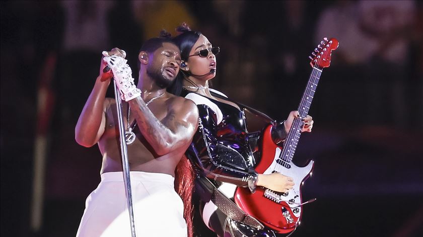 Usher e H.E.R. dão espetáculo durante intervalo da final do Super Bowl 2024. Foto: John G. Mabanglo/EPA