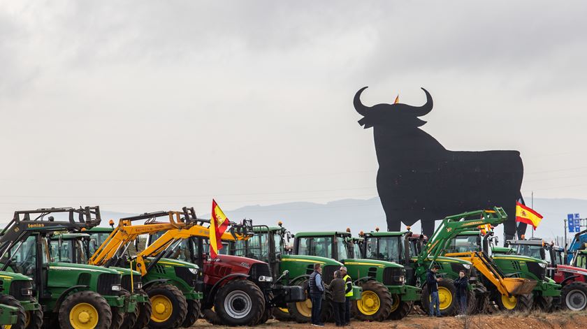 Espanha. Agricultores cortam dezenas de estradas e acessos a portos. Foto: Angeles Visdomine/EPA