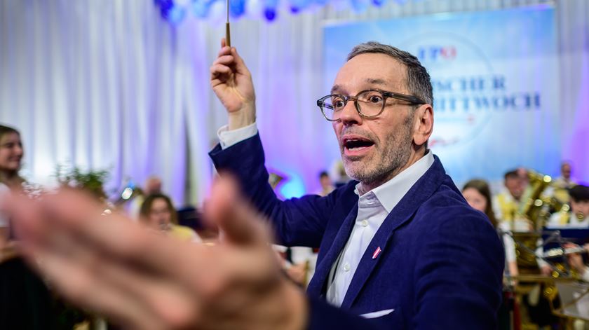 Extrema-direita vence eleições legislativas na Áustria