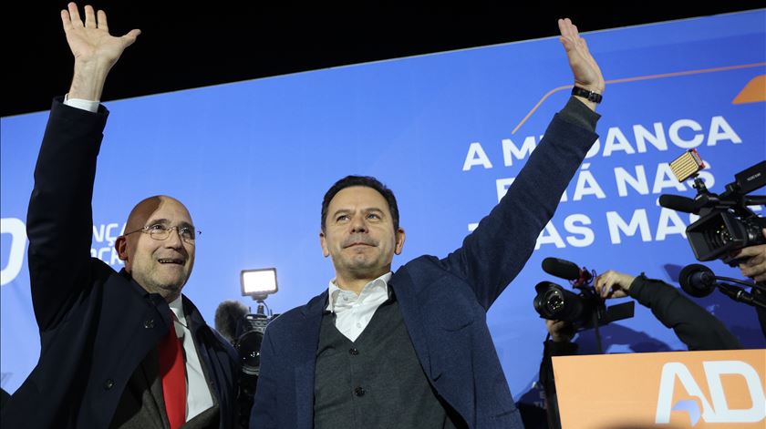 Montenegro acrescenta Passos Coelho, Marques Mendes e Rio às campanhas