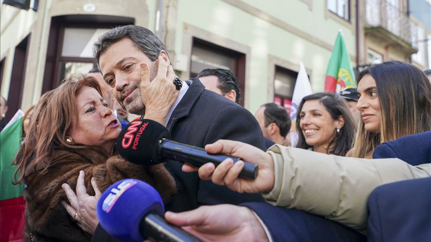 Beijinhos, abraços, crianças e cães: Ventura faz arruada em Braga