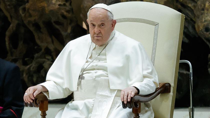 Papa com voz rouca pelo fim da violência e das minas antipessoais