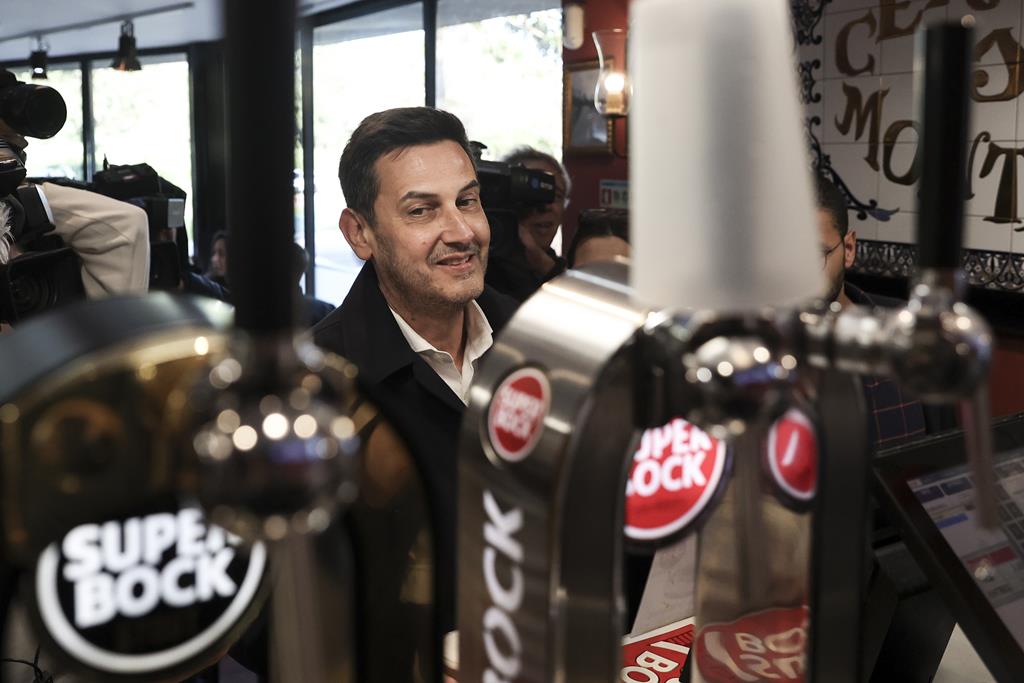 Rui Rocha pede "maioria clara" para a AD e IL e pisca olho aos jovens