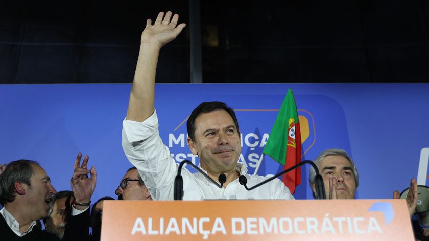 AD mantém liderança na sondagem da Católica e indecisos caem