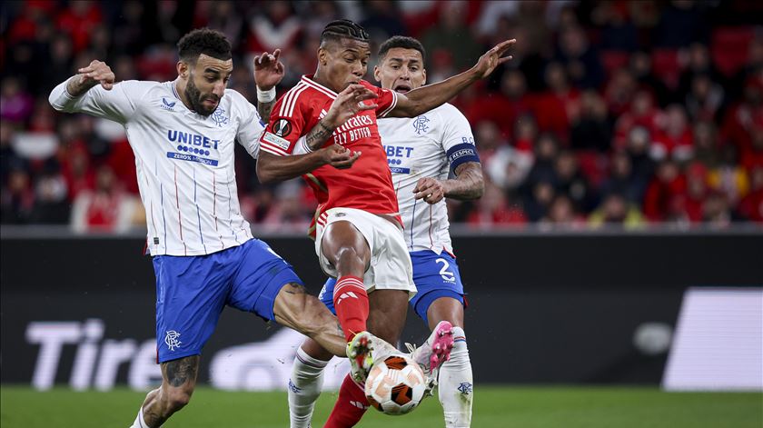 Pressão alta e atenção às bolas paradas. A receita para o Benfica derrubar o Rangers
