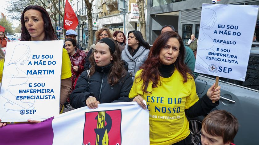 Enfermeiras discriminadas por terem sido mães exigem solução para problema