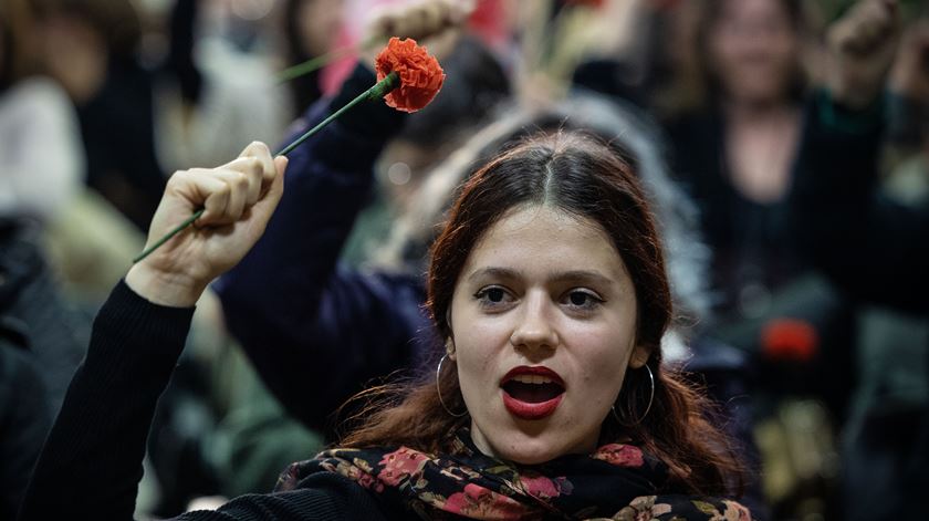 Foto do dia. Pequenos (últimos) passos para os candidatos, muitos passos por dar pelas mulheres