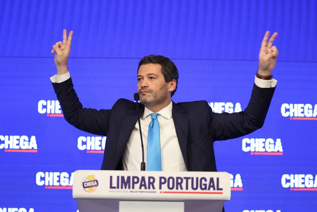 André Ventura desafia AD para "Governo de mudança"