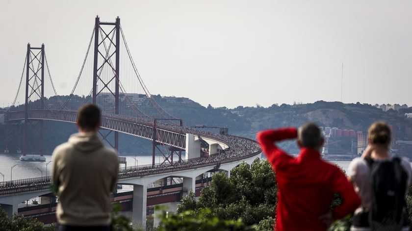 Etíope Dinkalem Ayele e queniana Brigid Kosgei vencem Meia Maratona de Lisboa