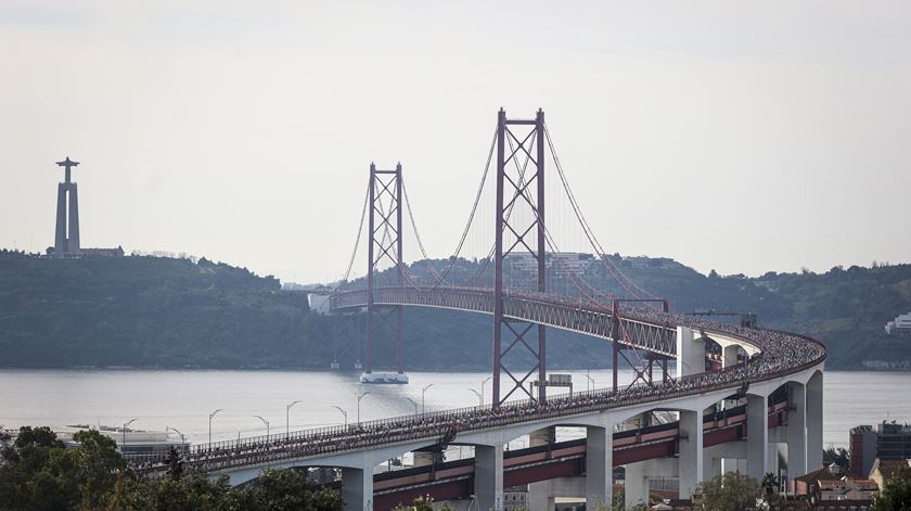 Trânsito condicionado na Ponte 25 de Abril durante quase um mês
