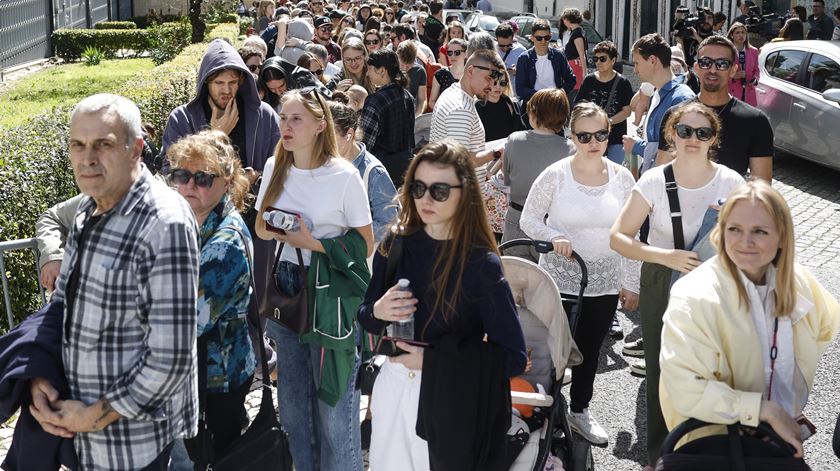 "Vou votar anti-Putin". Centenas de russos esperam para votar na embaixada em Lisboa