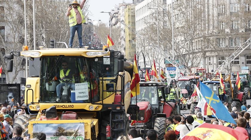 Agricultores manifestam-se com dezenas de tratores no centro de Madrid