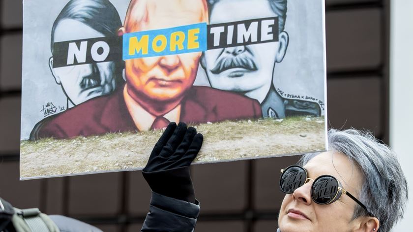 Protesto em frente à embaixada russa na Moldávia em meio às eleições presidenciais da Rússia. Foto: Dumitru Doru/EPA