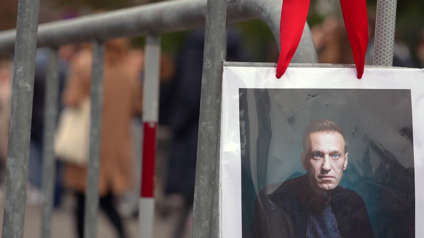 Opositores russos constroem memorial de homenagem a Navalny em Lisboa
