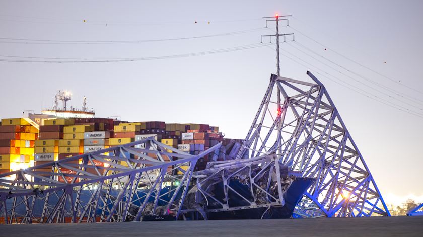 Duas pessoas resgatadas com vida após colapso de ponte em Baltimore