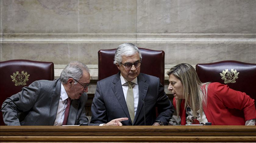 "House of Cards" à portuguesa. Acordo inédito salva eleição do presidente do Parlamento