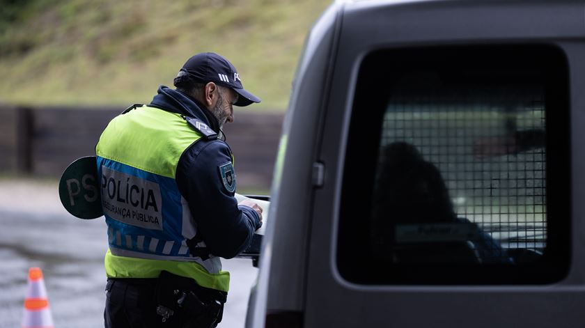 Prisão com pena suspensa para condutor apanhado pela terceira vez sem carta