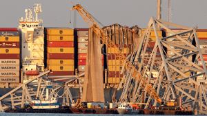 Maior guindaste da costa leste em Baltimore para recolher destroços
