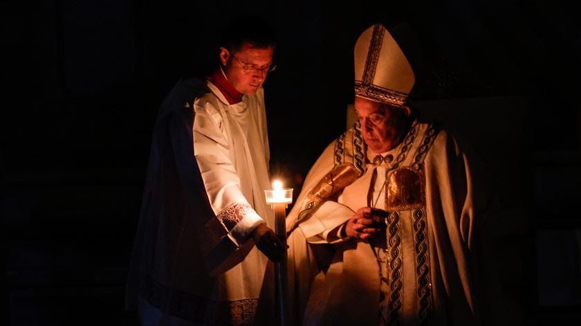 Papa na Vigília Pascal: “A luz desta noite derruba o sepulcro dos nossos medos e amarguras”