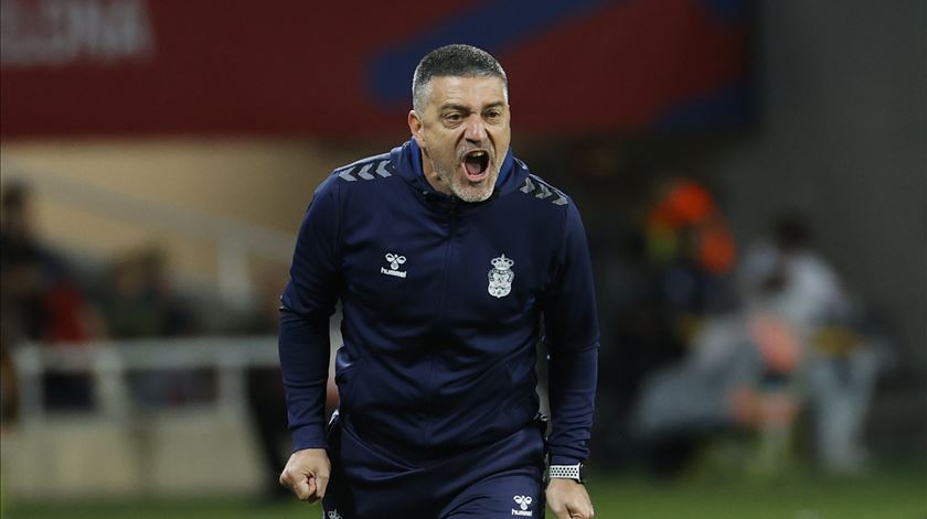 García Pimienta sucede a Quique Flores como treinador do Sevilha