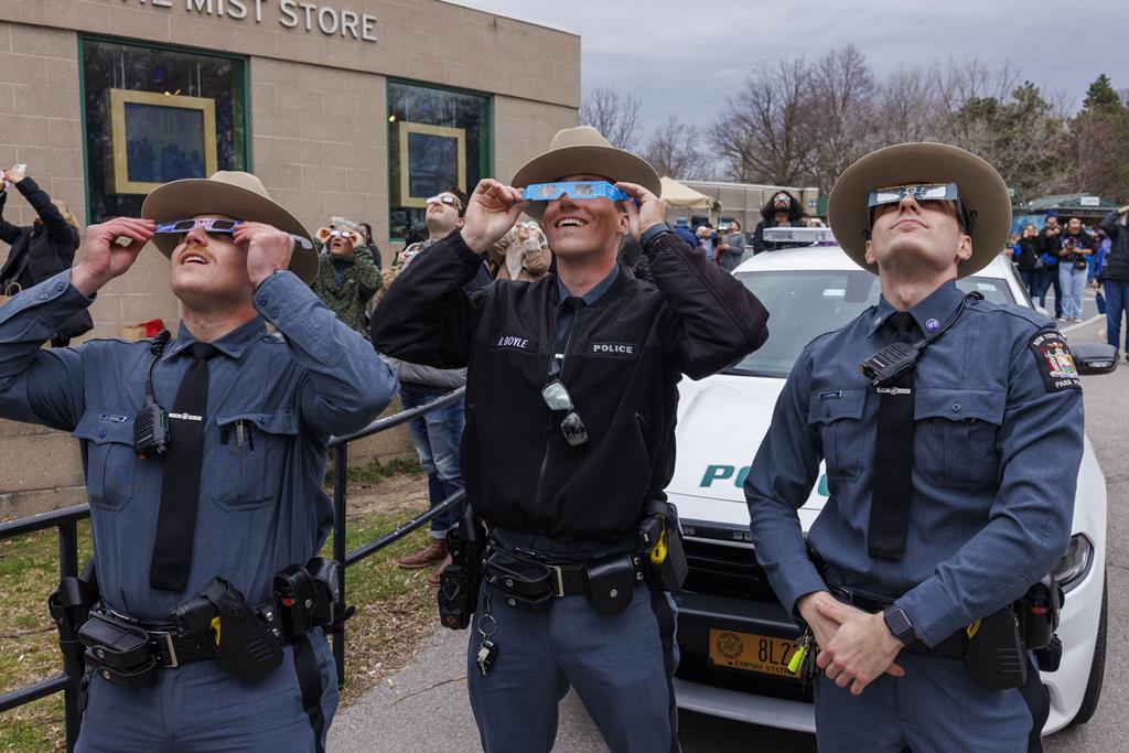Polícias fizeram uma pausa em Niagara Falls, no estado de Nova Iorque, para ver o eclipse. Foto: Sarah Yenesel/EPA Polícias fizeram uma pausa em Niagara Falls, no estado de Nova Iorque, para ver o eclipse. Foto: Sarah Yenesel/EPA