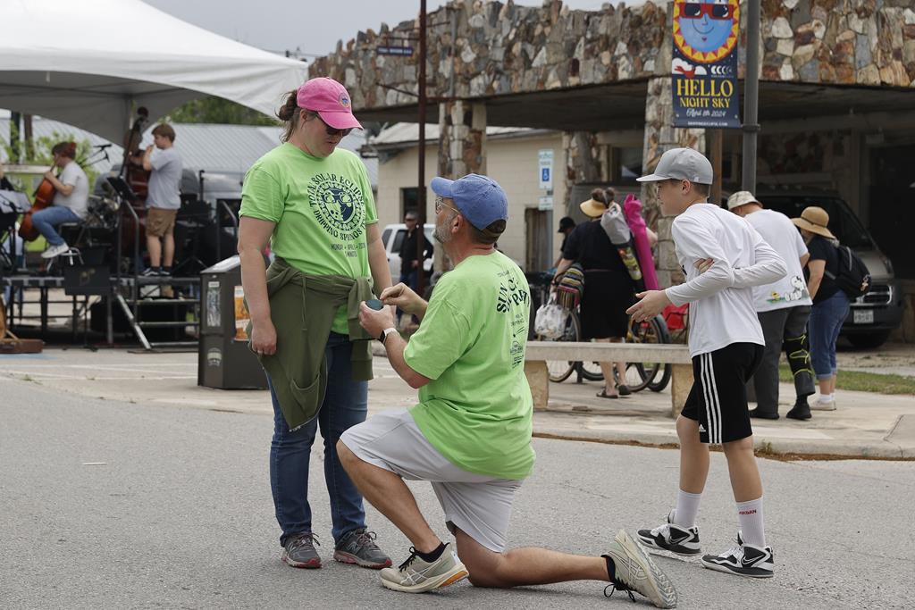 Pedido de casamento no Texas em dia de eclipse solar. Foto: Adam Davis/EPA Pedido de casamento no Texas em dia de eclipse solar. Foto: Adam Davis/EPA