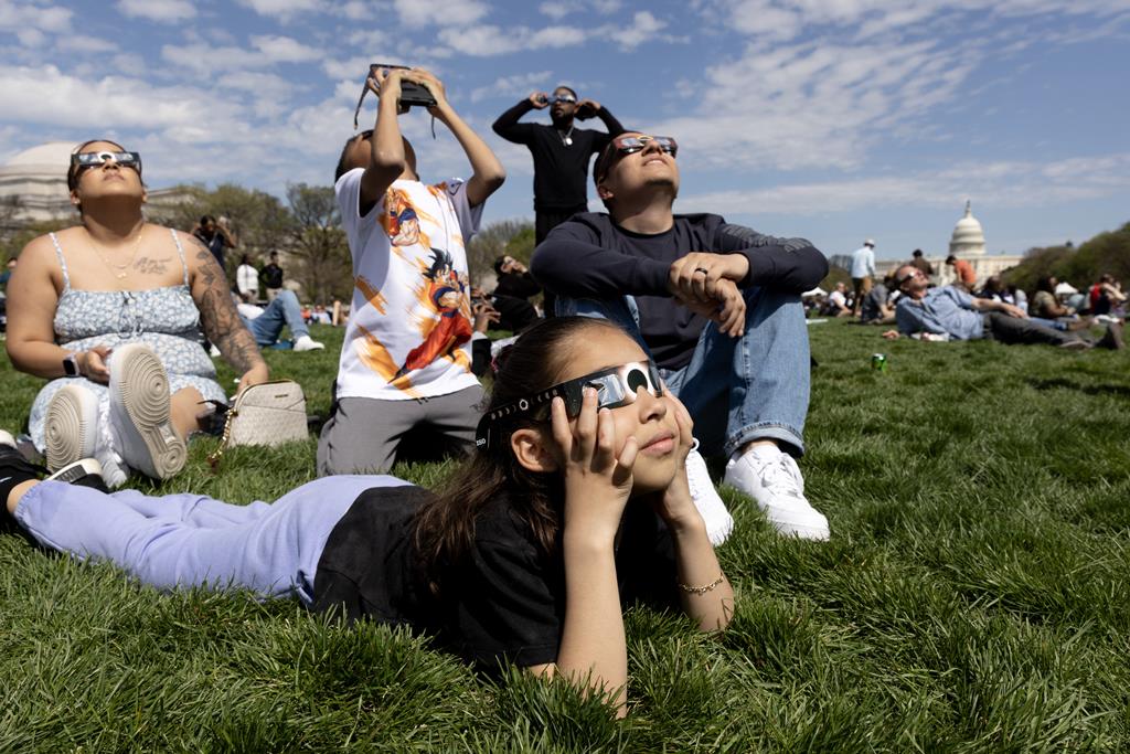 Milhares juntaram-se nos jardins de Washington DC, nos EUA. Foto: Michael Reynolds/EPA Milhares juntaram-se nos jardins de Washington DC, nos EUA. Foto: Michael Reynolds/EPA