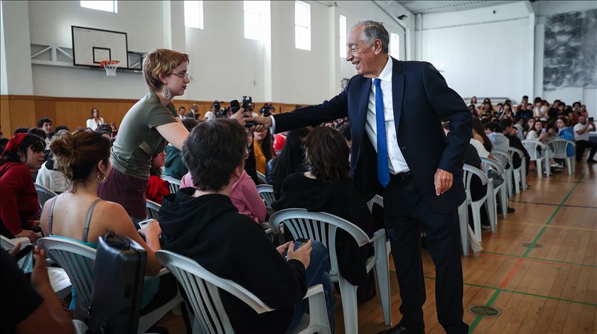 Marcelo Rebelo de Sousa passa a palavra a ativista climática na Escola Secundária Camões, Lisboa.  Foto: Rodrigo Antunes/Lusa