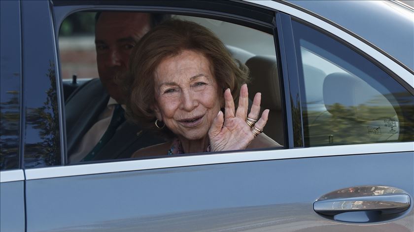 Rainha Sofia deixa hospital após quatro dias de internamento