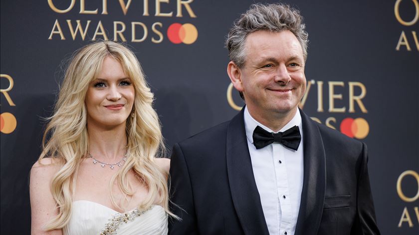 Ator Michael Sheen paga dívidas a 900 desconhecidos da sua terra natal